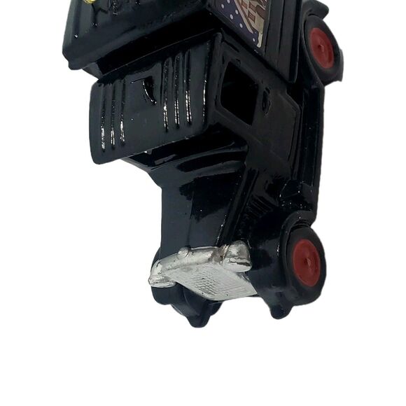 Santa’s Workbench Christmas Village – Yale Haus Chocolate Truck Figure (2015) - Picture 4 of 12